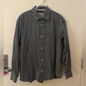 Great condition. Men’s Work In Progress Carhart Shirt.